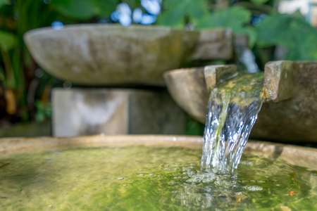 fontaine-de-jardin-en pierre-vintage